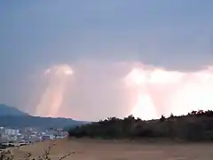 Vista de una puesta de sol entre nubes