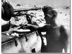 german-soldiers-of Afrika Korps.Men making an omelet on a tank turret¡What heast¡pictures-photos-006