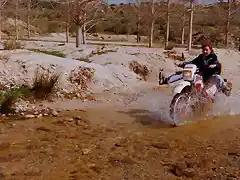 Anita_cruzando_r_o_en_moto