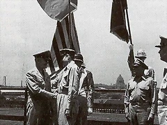 Mac Arthur recibe el mando de las tropas de la ONU.