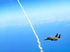 F-15 vigilando la zona de lanzamiento de una lanzadera espacial de la NASA