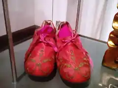 sandalias rojas