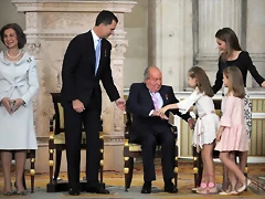 JUAN CARLOS Y SUS NIETAS SALUDANDOLE
