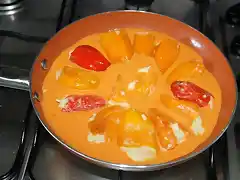 Pimientos rellenos de brandada con salsa de piquillos