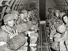 Paracaidistas maericanos dentro de su transporte camino de Normandia.
