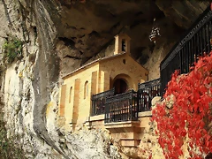 1200px-La_Santa_cueva_2