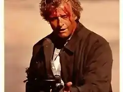 Rutger-Hauer-The-Hitcher-bloody-holding-machine-gun