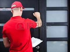 30619488-volver-la-vista-de-un-hombre-de-entrega-llamando-a-la-puerta-del-cliente 30619488-volver-la-vista-de-un-hombre-de-entrega-llamando-a-la-puerta-del-cliente
