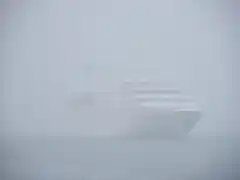 barco en la niebla