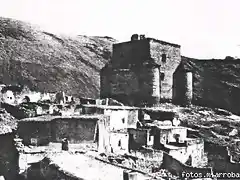 Castillo Grgal a principios de siglo rodeado de casas ruinosas