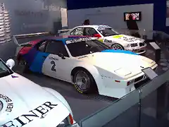 1200px-BMW_M1_Muenchen