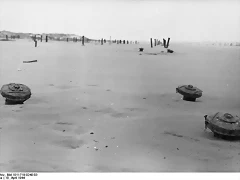 Bundesarchiv_Bild_101I-719-0240-03,_Pas_de_Calais,_Atlantikwall,_Minen_am_Strand