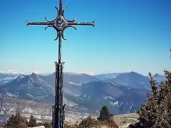 cruz en la montaña