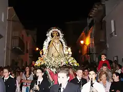 en la puerta de la capilla