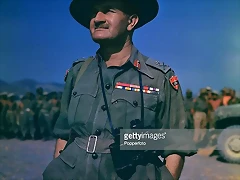 16-Segunda Guerra Mundial, marzo, 1945, Asia, retrato del general Guillermo Slim, comandante del 14to ejrcito en una bandera que levanta la ceremonia en la fortaleza Dufferin en Birmania.