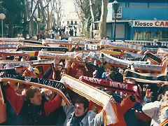 yomus castellon - valencia 90-91 bufandeo al fondo estacion de tren