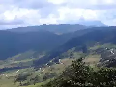 Hermosa vista hacia Miraflores, la carretera serpentea