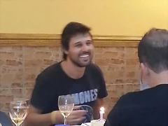 Hugo en cena antes del bolo 4 Hugo en cena antes del bolo 4