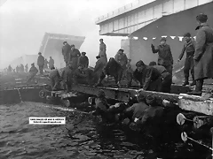 soviet-soldiers-builad-a-pontoon-bridge-across-oder-to-reach-berlin-1945[1]