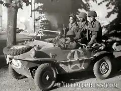 Grupo de soldados americanos de procedencia asitica en su vehculo anfibio
