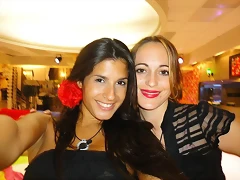Mar?a y Sindia sonriendo Mar?a y Sindia sonriendo