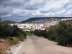 el pueblo  desde el camino