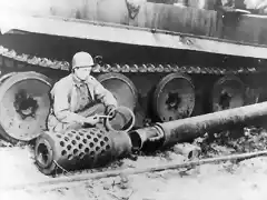 E-100_12.8cm_KwK_gun_inspection