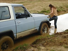 car_stuck_girls_ridingboots_mud_006