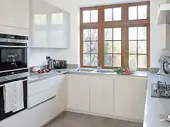 new-cocina-pequena-ventana-madera