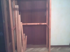 Jaula a medio montar, barnizada.