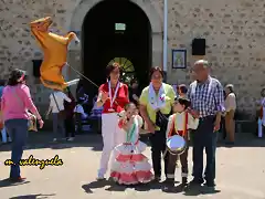 40, familia en la puerta, marca