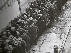 Largas colas de desempleados en una imagen de 1930. El crash de