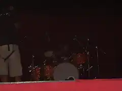 Carlos tocando la batera antes del concierto