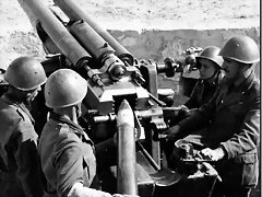 Italian-soldiers-fire-102mm-gun-north-africa