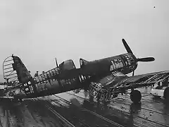 F4U-1DCorsairaircraftofVBF-6isburningontheflightdeckofUSSHancockCV-19LTJGRobertBGrahamUSNwasfatallyinjured1945_zps8d2a56f3 (Copiar)