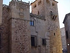 220px-Caceres_palacio_de_los_Golfines_de_Abajo 220px-Caceres_palacio_de_los_Golfines_de_Abajo
