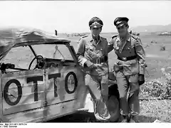 Bundesarchiv_Bild_101I-421-2075-24,_Nordafrika,_Hans-Joachim_Marseille_neben_VW-Kbelwagen