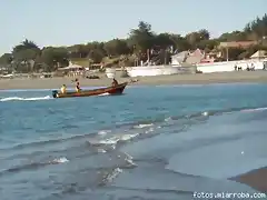 Un bote de pescadores artesanales arriba a La Caleta de Pichilemu.