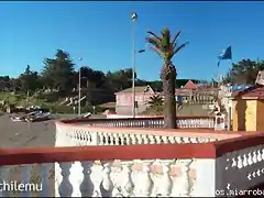 La Terraza y al fondo la Escuela de Surf 