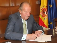 58959_rey-juan-carlos-firmando-abdicacion-jefe-del-estado_m