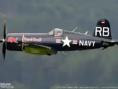 Bonita fotografia de un Vought F4U-4 Corsair de la Red Bull Air Force