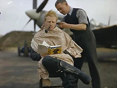 Piloto de la RAF aprovechando el tiempo entre misiones.1942 Piloto de la RAF aprovechando el tiempo entre misiones.1942