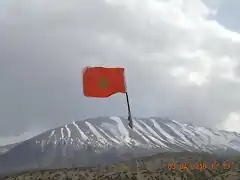 bandera y nieve