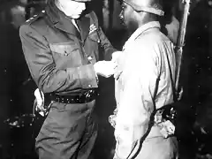 El general George S. Patton condecorando a un soldado afroamericano de su ejercito en Europa en la WWII