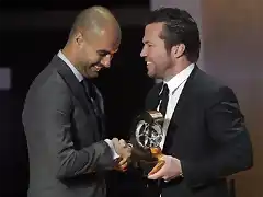 Guardiola y su trofeo