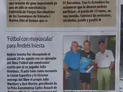 Iniestas en Mundo Deportivo-recibe el libro