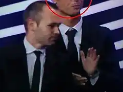 Iniesta recibe el premio y Cristiano le da un abrazo