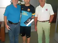 Iniesta recibe un libro de Huelva