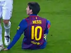 Messi es pisado por Pepe-Criminal del futbol del Madrid