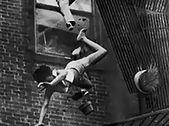 1975 Una mujer y una nia se lanzan por la ventana para escapar del incedio de su casa en un edificio de apartamentos de Boston, USA.